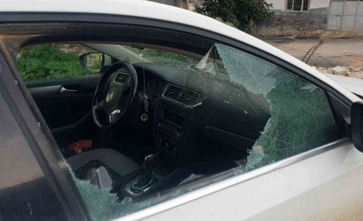 Kaldırım taşıyla camını kırdıkları otomobilden depremzede vatandaşın 100 bin TL’sini çaldılar
