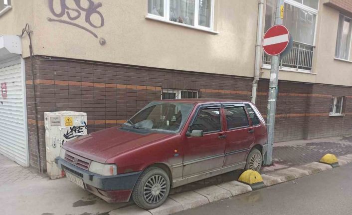 Kaldırıma park eden sürücü hem yayaları hem de engellileri hiçe saydı