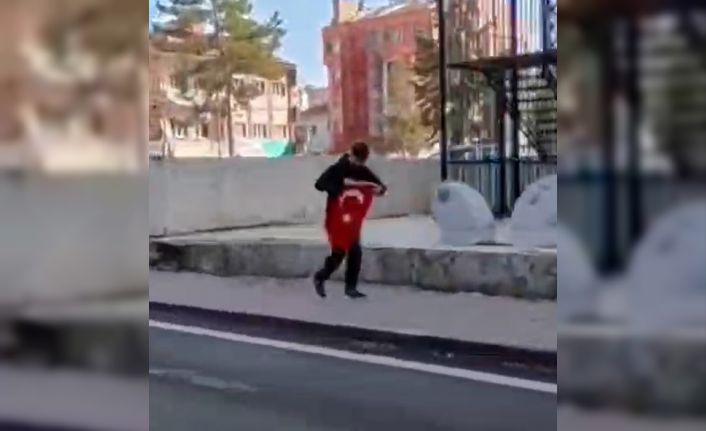 Kaldırımda gördüğü Türk Bayrağı’nı koşarak alan çocuk, kask kamerasıyla görüntülendi