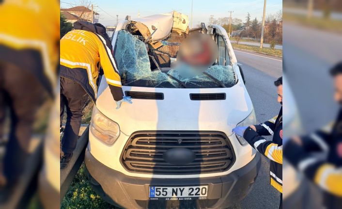 Kamyonet, beton köprü ayağı yüklü tıra çarptı: 1 ölü, 1 yaralı