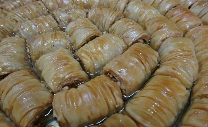 Karadeniz’in öne çıkan tatlıları arasında yerini alan Laz böreği ve gocaman gerdanı Ramazan’da daha çok ilgi görüyor