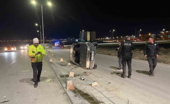 Karaman’da beton duba ve aydınlatma direğine çarpan otomobil yan yattı: 2 yaralı
