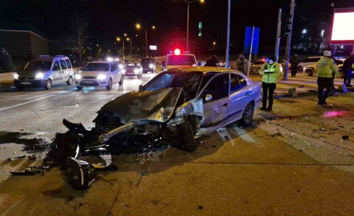Karaman’da polisten kaçan şüpheliler kaza yaptı: 3 yaralı