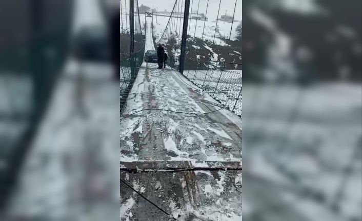 Kars’ta asma köprüde korku dolu anlar: Otomobil buzda kayarak asılı kaldı