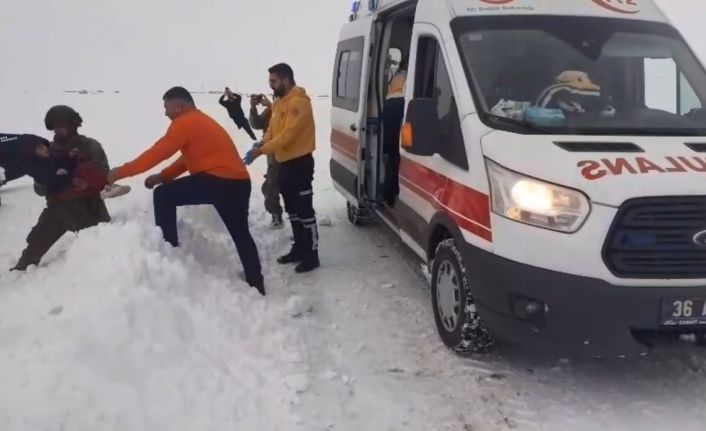 Kars’ta kar esareti: Hasta çocuklar için Mehmetçik ve ekipler seferber oldu
