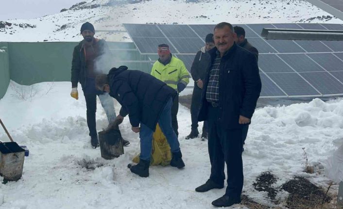 Kars’ta köylüler, içmesuyu için kurdukları GES sitemlerinin karını imece usulü temizliyor