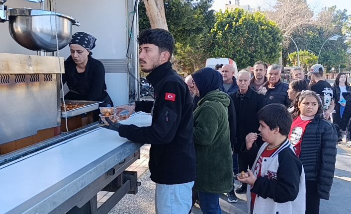 Kaskını kız arkadaşına verdiği kazada hayatını kaybeden motosiklet sürücüsü için lokma dağıtıldı