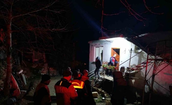 Kayıp olarak aranan yaşlı adam, 12 saat sonra bitkin halde ormanda yatarken bulundu