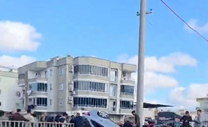 Kaza yapan araç köprünün korkuluklarında asılı kaldı, facia ucuz atlatıldı