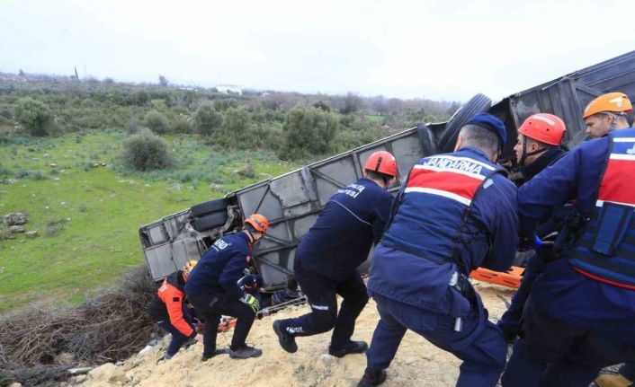 Kazada yaralanan yolcu o anları anlattı: "Önce yan yatıp süründük, sonra bariyer saplandı"