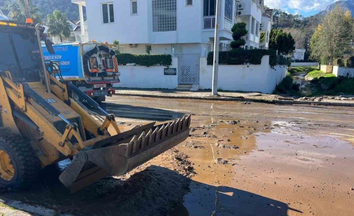 Kemer’de şiddetli yağış sonrası dağlardan inen kum ve balçıklar temizleniyor