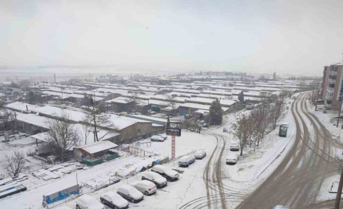 Keşan’da etkili olan kar yağışı nedeniyle taşımalı eğitime 1 gün ara verildi