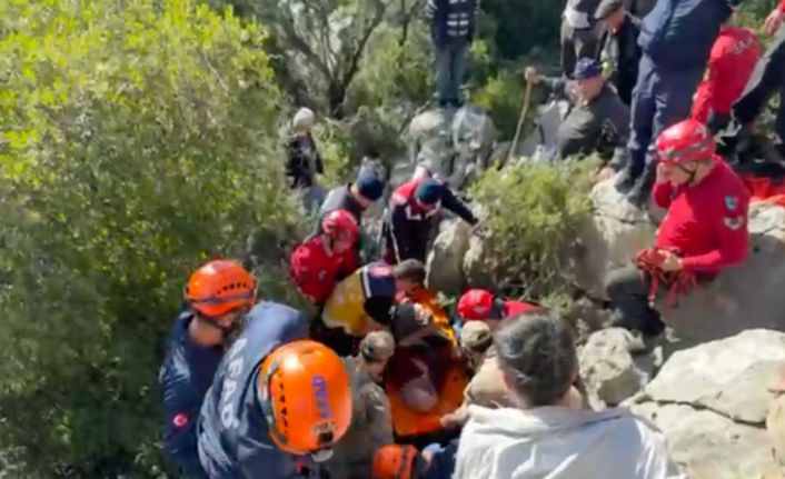 Koyunlarını otlatan yaşlı kadın düştüğü kayalıkların arasında 1 gün sonra bulundu