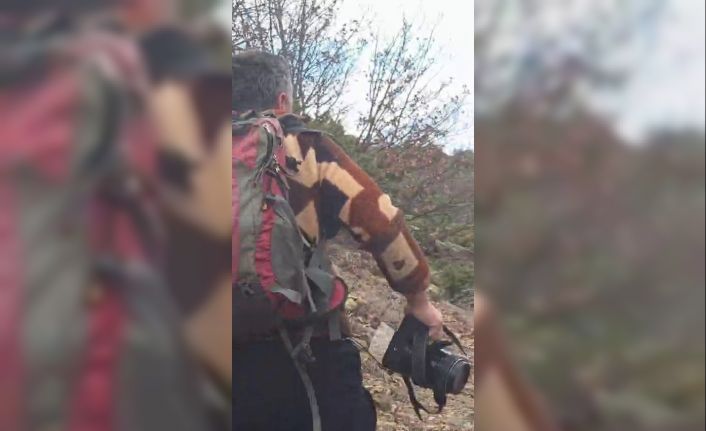 Kuş gözlemi için çıktığı arazide ayı ile karşı karşıya kaldı... Korku dolu anlar kamerada