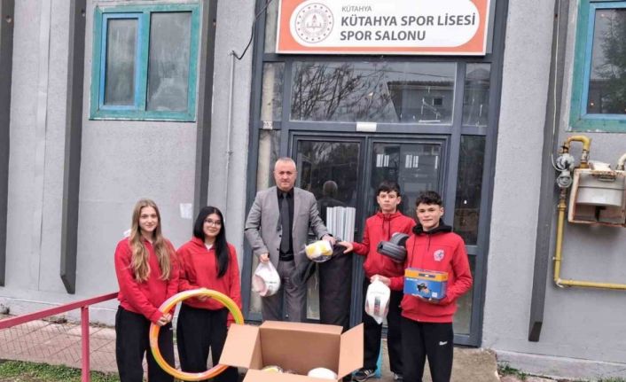 Kütahya’da ihtiyaç sahibi okullara donatım, oyuncak ve spor malzemesi desteği