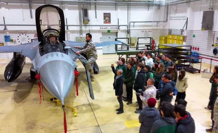 Lise öğrencileri F-16 kokpitinde: "Gelecekte KAAN’ları, Kızıl Elma’ları, Atak’ları biz uçuracağız"