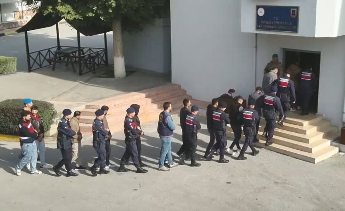 Mersin’de zehir tacirlerine şafak operasyonu: 43 gözaltı, 448 bin sentetik hap ele geçirildi