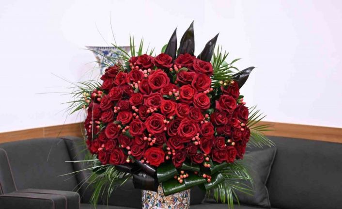 MHP lideri Bahçeli, Cumhurbaşkanı Erdoğan’a 72 gül ve özel tasarım tablo gönderdi