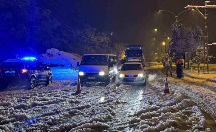Muş-Bingöl kara yolunda mahsur kalan 40 araçtaki yaklaşık 80 kişi kurtarıldı