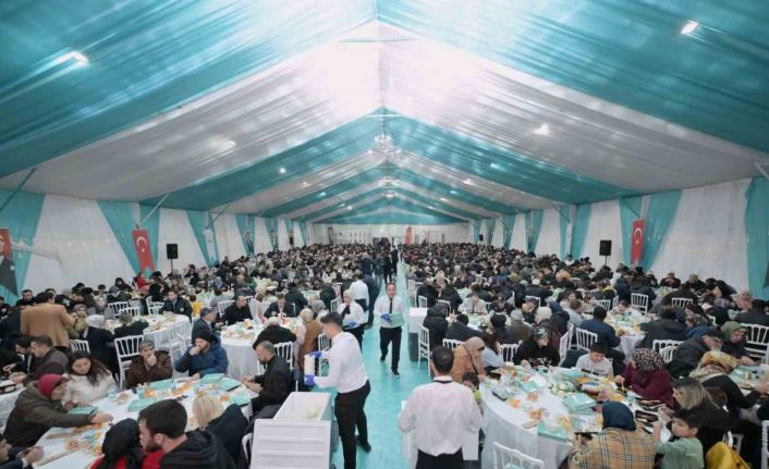 Mustafa Varank ve Can Aksoy, gönül sofrasında Esenyurtlularla bir araya geldi