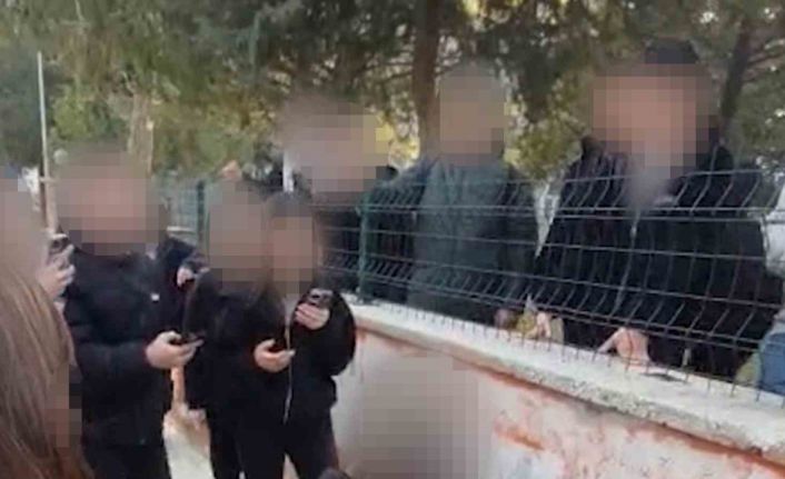Okul önünde akran zorbalığı kameraya yansıdı: Diz çöktürüp zorla özür dilettiler