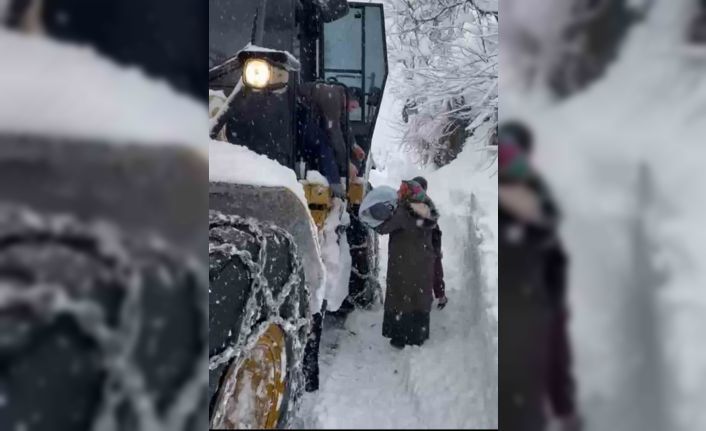 Ordu’da hastalanan bebek, kardan kapanan yolda iş makinesi ile taşındı