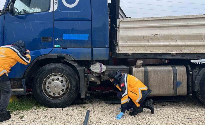 Otobüsle çarpışan tır, barakaya daldı: Ekipler ve vatandaşlar dakikalarca olay yerinde yaralı aradı