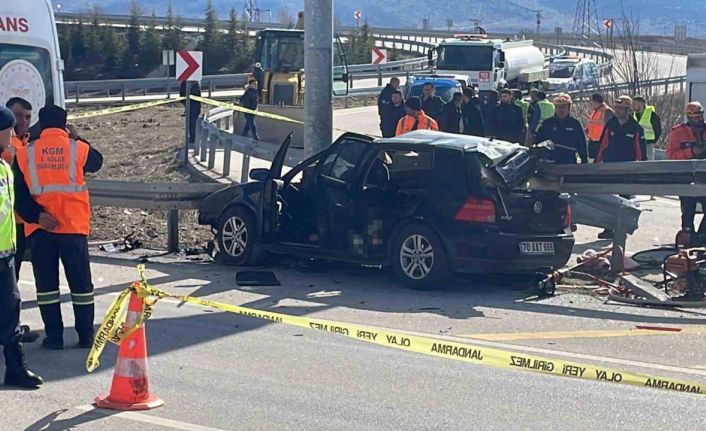 Otomobil bariyerlere ok gibi saplandı: Anne ve baba öldü, kız çocukları yaralandı