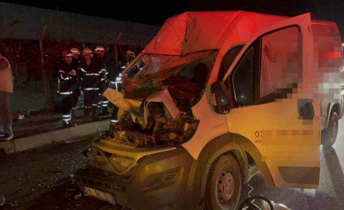 Panelvan araç park halindeki tıra ok gibi saplandı: 2 ağır yaralı