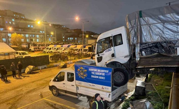 Park halindeki kamyon hareket edip başka aracın üzerine düştü: O anlar kamerada