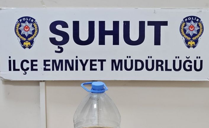 Polis iş yerine yaptığı baskında ruhsatsız silah ve bıçak ele geçirdi