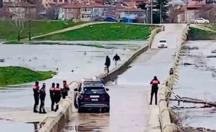 Polisi göre göre tehlikeli köprüden geçtiler: Suya düşme tehlikesi atlattılar