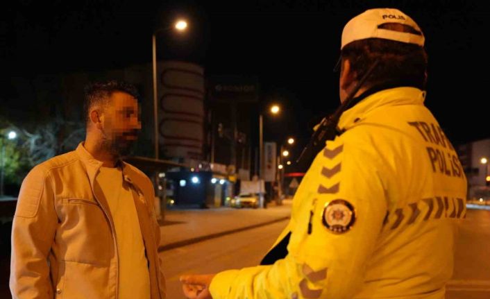 Polisten ’babalık’ yapmasını isteyen alkollü sürücü gazetecinin şarjının bitmesini diledi