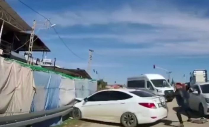 Polisten kaçan insan tacirinin kaza yaptığı operasyonda 10 göçmen yakalandı