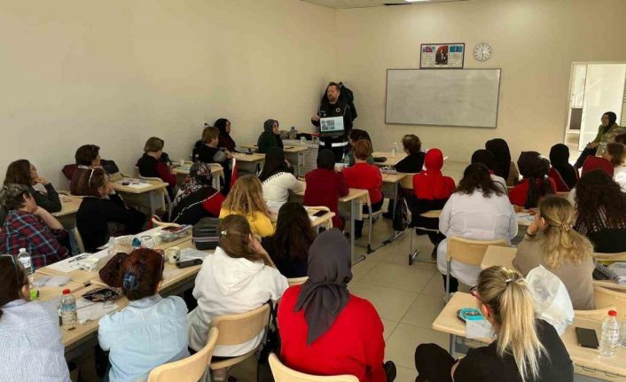 Polisten vatandaşlara uyuşturucuyla mücadele eğitimi