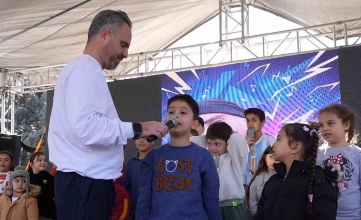 Ramazan Sokağı’nda renkli görüntüler: Sahneye çıkan çocuklar ilahiler seslendirdi