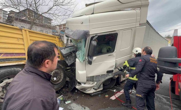 Rize’de arıza yaptığı için park halinde olan tıra başka bir tır çarptı: 1’i ağır 4 yaralı