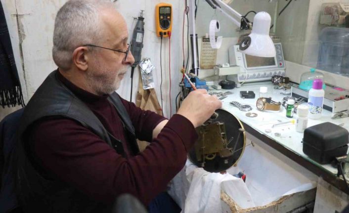 Saat sevdasından yurt dışı eğitimini bıraktı: Yıllardır zamana sevgiyle ayar veriyor