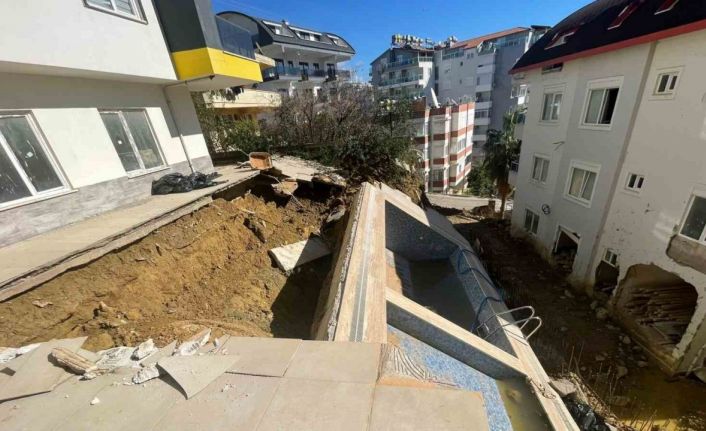 Sağanak sonrası apartman bahçesindeki havuz çöktü, 7 katlı apartman tahliye edildi