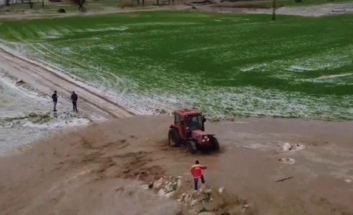 Sağanak taşkına neden oldu, tarlada mahsur kalan şahıs traktörle kurtarıldı
