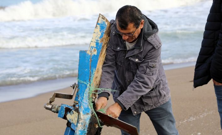 Sahilde 2 gün önce cansız bedeni bulunan balıkçının teknesi de aynı karaya vurdu