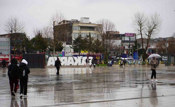Sakarya’da şehir merkezinde yağmur, yüksek kesimlerde kar etkili oluyor