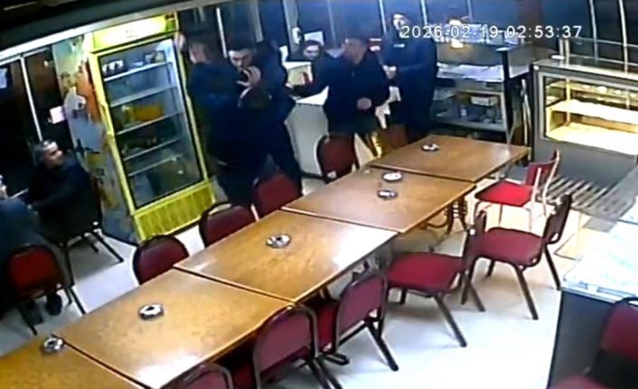 Saniye saniye kameraya yansıyan bıçaklı kavga, kız arkadaş meselesi yüzünden çıkmış