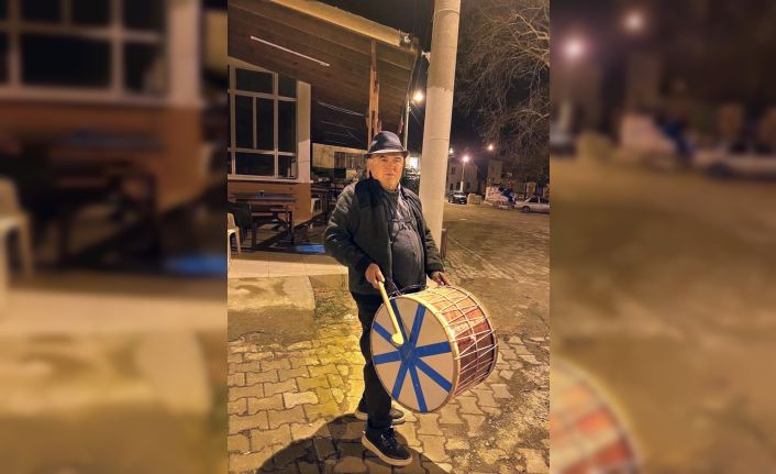 ’Şapkalı muhtar’ yine şapka çıkarttı: Davulcu bulamayan muhtar kendisi çalmaya başladı