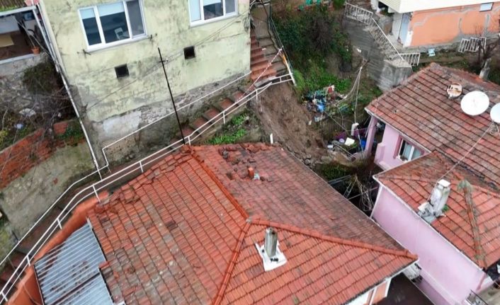 Sarıyer’de 4 binadaki 31 vatandaş tahliye edildi, çöken merdiven havadan görüntülendi