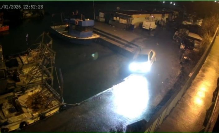 Sarıyer’de aynı yerde aynı şekilde ikinci kez bir araç mendirekte asılı kaldı. O anlar kamerada