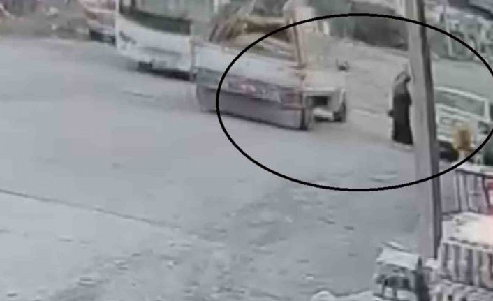 Seyir halindeki pikabın açılan kapağı kadının kafasına çarptı... O anlar kamerada