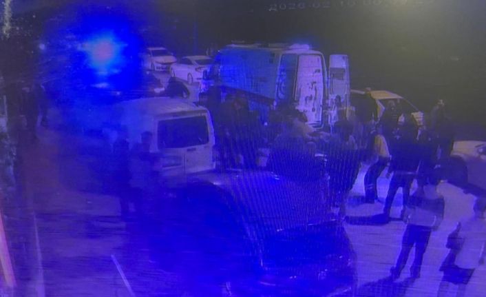 Silahlı saldırıda ağır yaralanan sürücünün aracıyla ilerleyip ambulansa alınma görüntüsü ortaya çıktı