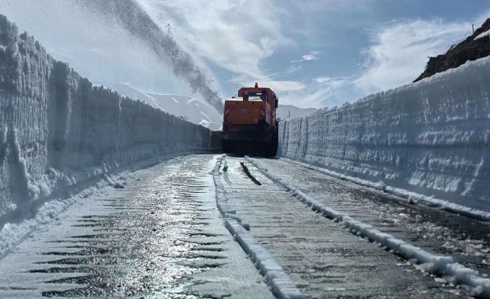 Şırnak’ta 70 gündür kapalı olan belde yolunun açılması için çalışmalar başlatıldı