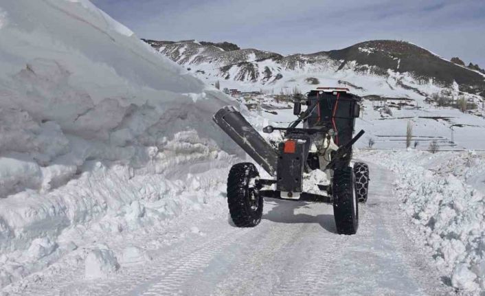 Son yılların en yoğun kar yağışını alan Iğdır’da karla mücadele aralıksız sürüyor